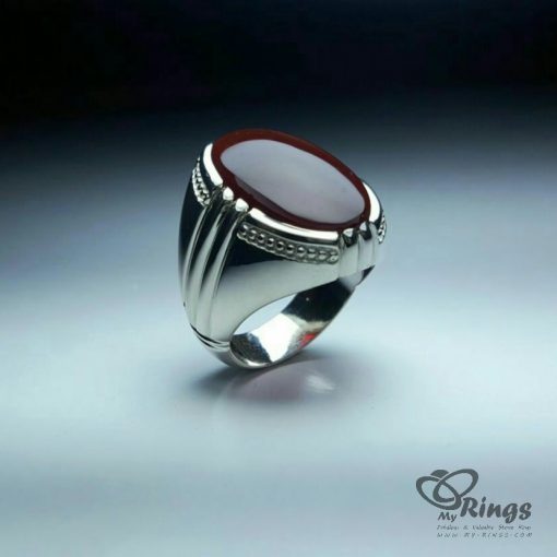 خاتم فضة مصنوع يدوياً مع حجر عقيق يماني أحمر غامق.