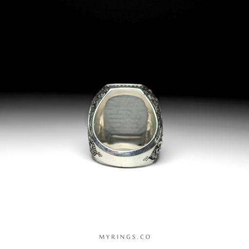 خاتم فضة محفور باليد بتصميم راقٍ بعقيق أبيض يمني